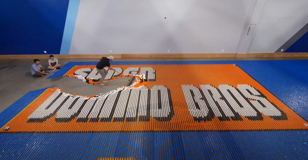 100 ezer dominóból 24 óra alatt épített meg egy Super Mario-ábrát egy robot